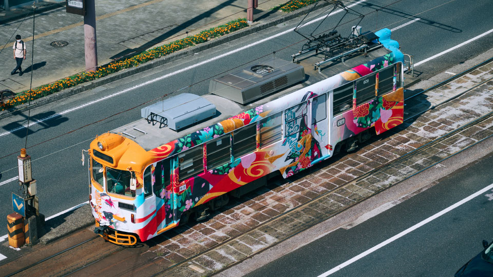 よさこい祭りとさでん路面電車 ©窪之内英策